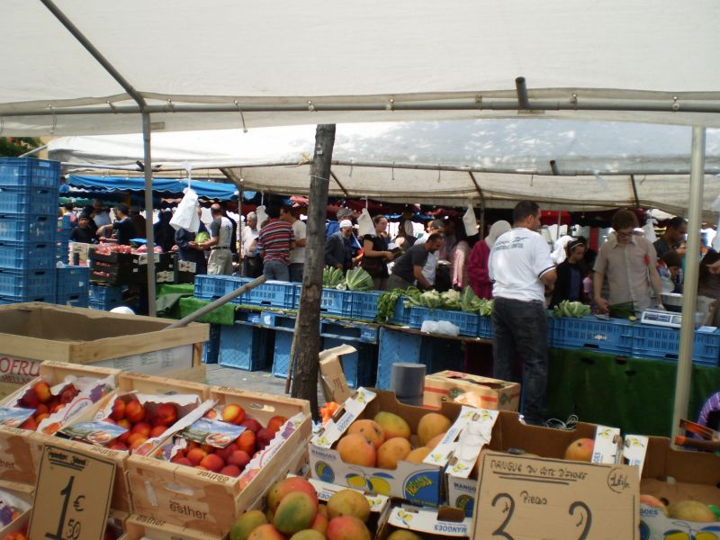 Bruksela, weekendowy targ przy dworcu południowym